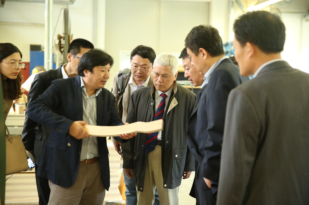 國家工信部、國家標準化委員會、德國經(jīng)濟和能源部在德國萊比錫召開了《中德智能制造/工業(yè)4.0標準化工作組會議》。會議期間，一行人參觀了位于德國萊比錫的德國國寶博蘭斯勒鋼琴廠